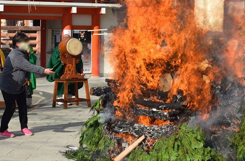 納め不動火祭り